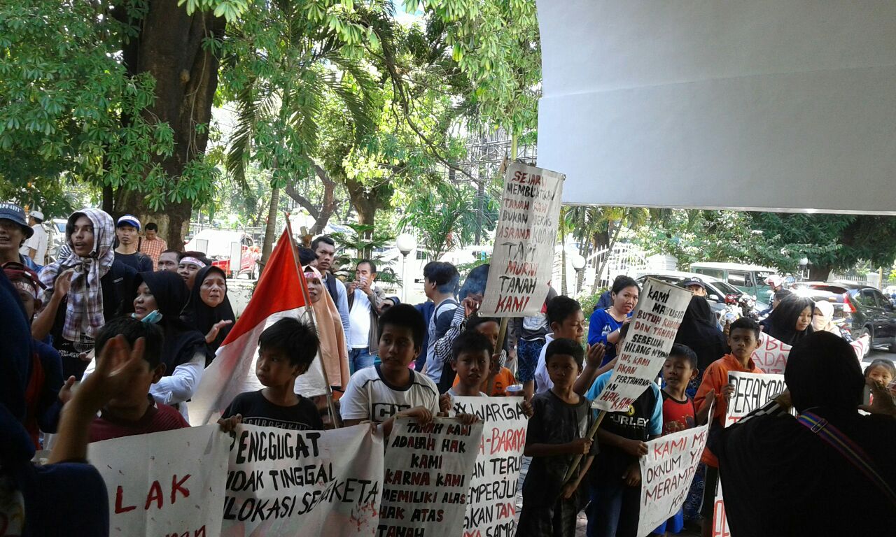 Aliansi Warga Bara – baraya Kepung Pengadilan Negeri Makassar