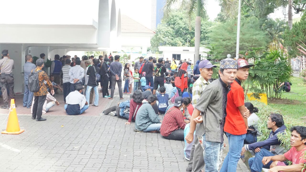 Kawal Sidang Putusan, Ratusan Massa Bara – baraya Tumpah Ruah di PN