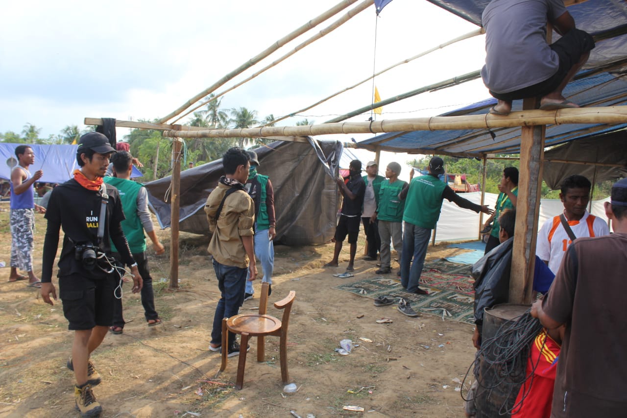 Relawan FTI-UMI Bantu Warga Bangun Tempat Ibadah Di Pengungsian