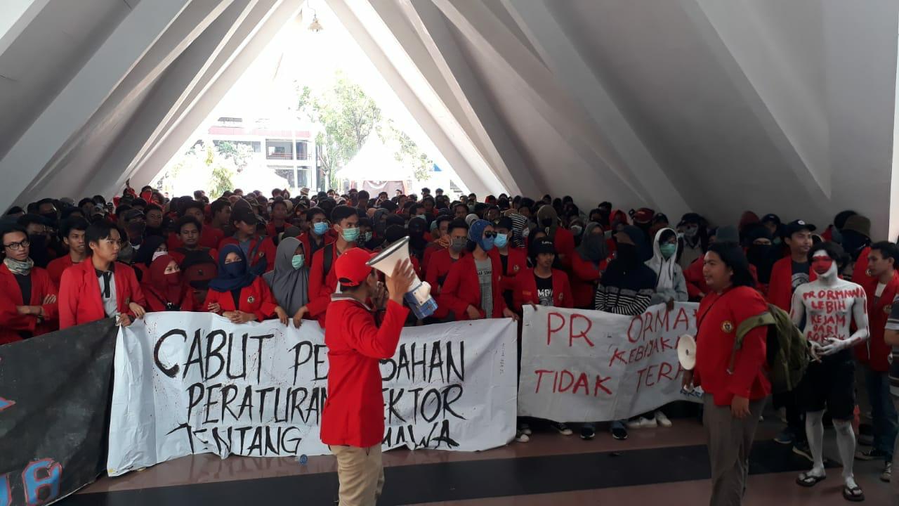 GAWAT PR-ORMAWA, Menuntut Rektor UNHAS Cabut Aturan Tesebut