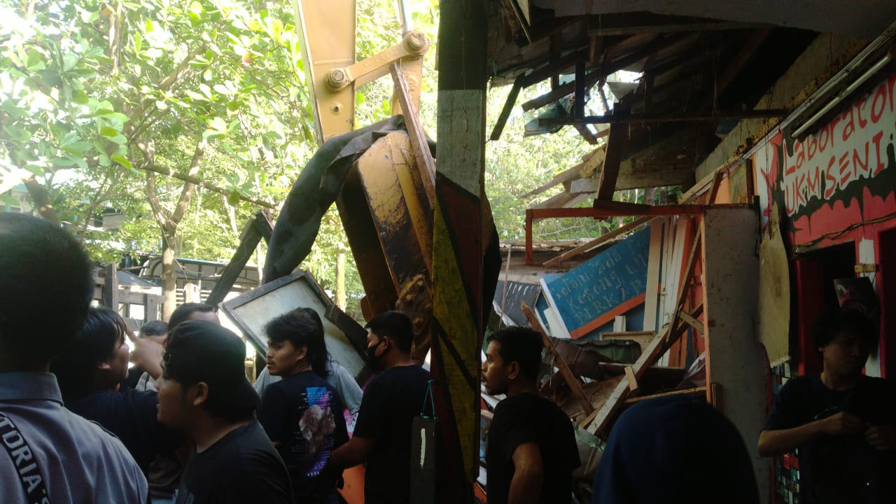 Penggusuran Sekretariat UKM, Supir Excavator : Kami Hanya Diminta Membersihkan