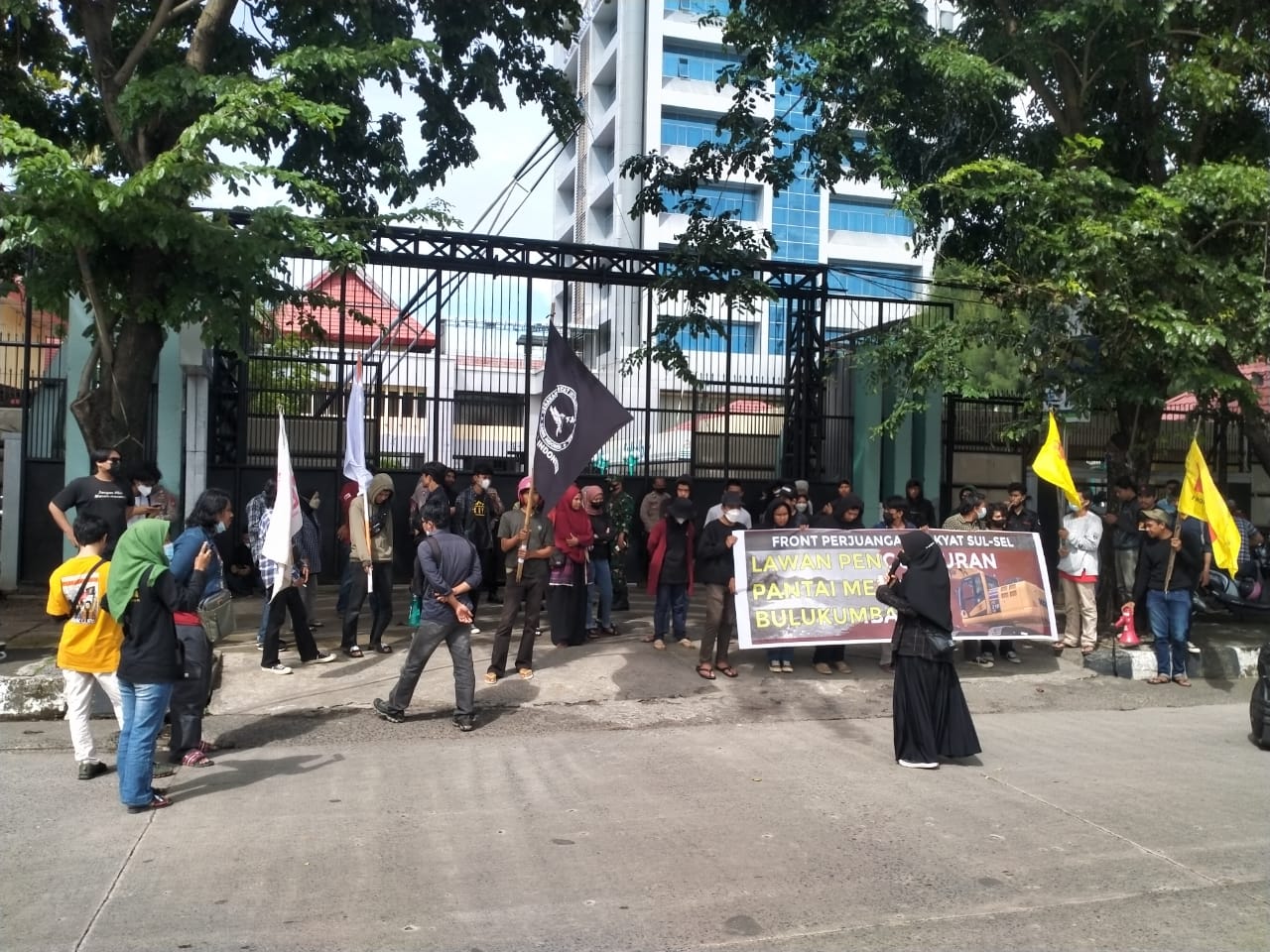 Aksi Unjuk Rasa Tolak Penggusuran Pantai Merpati Bulukumba