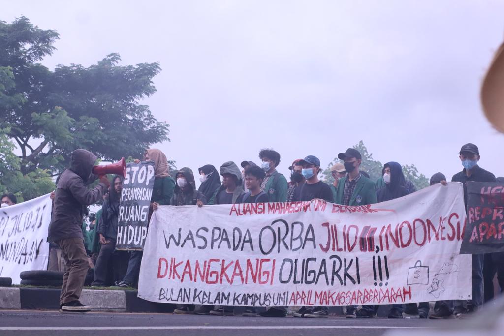 Indonesia Dikangkangi Oligarki, Aliansi Mahasiswa UMI Tumpah Ruah Ke Jalan