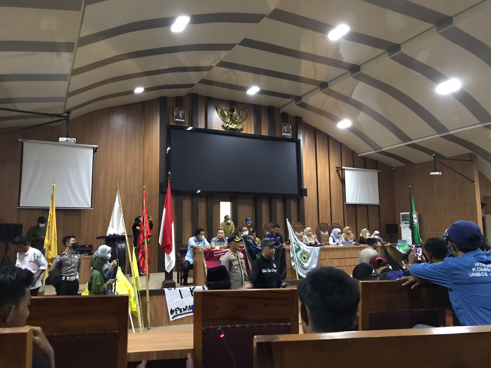 AMARAK Gelar Aksi Secara Damai, 15 Tuntutan Diterima DPRD Kab. Maros